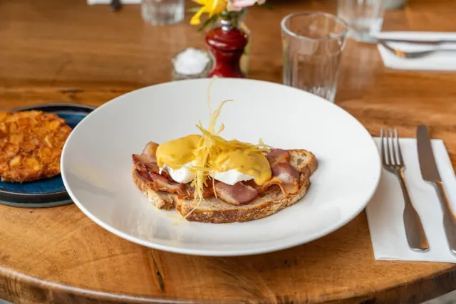 Eggs Benedict with bacon on sourdough at Manuka Kitchen